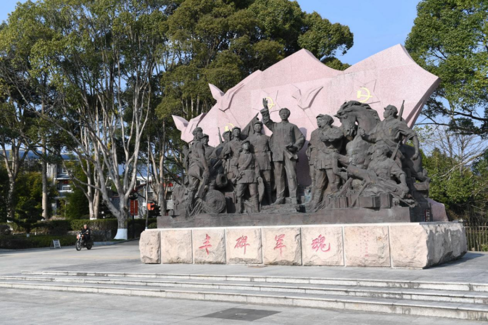 古田會(huì)議紀(jì)念館前的“豐碑軍魂”雕塑群（ 2021年1月25日攝）。新華社記者林善傳攝